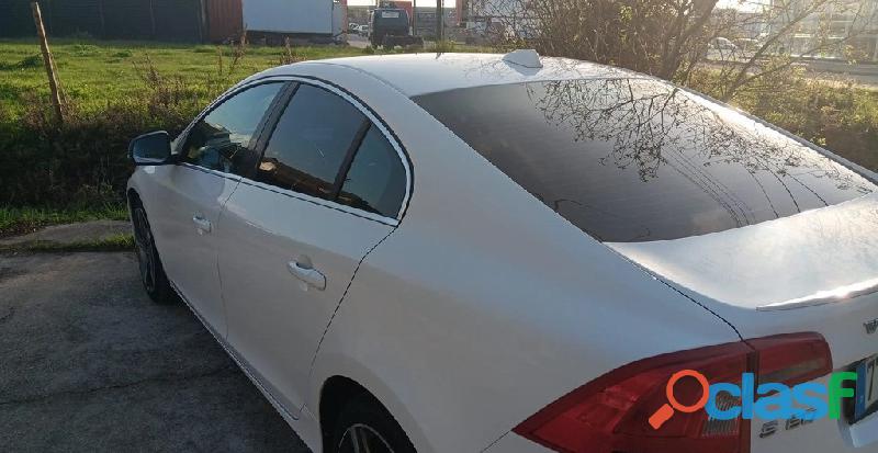 Volvo S60 2.0 D3 R Design (230 000 km) 4000 EUR Quilómetros 230 000 km Combustível Diesel Tipo de Ca 2