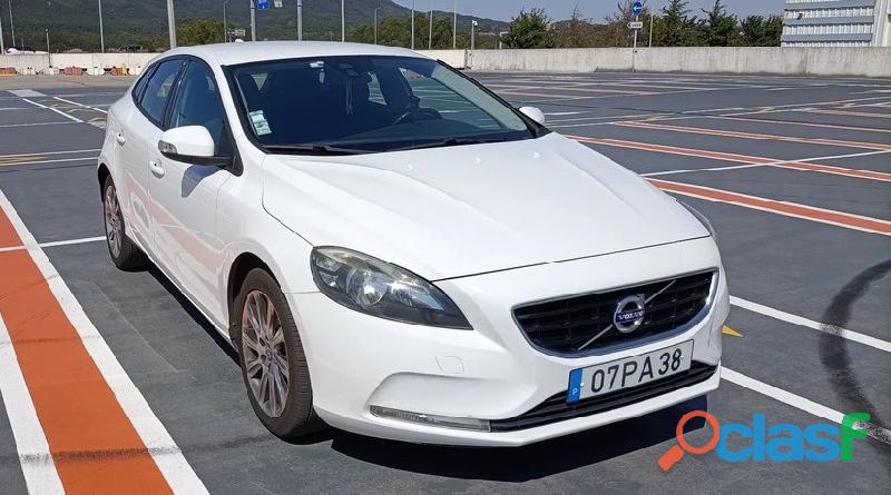 Volvo V40 D3 Kinetic (281 000 km) 2600 EUR Quilómetros 281 000 km Combustível Diesel Tipo de Caixa M 1