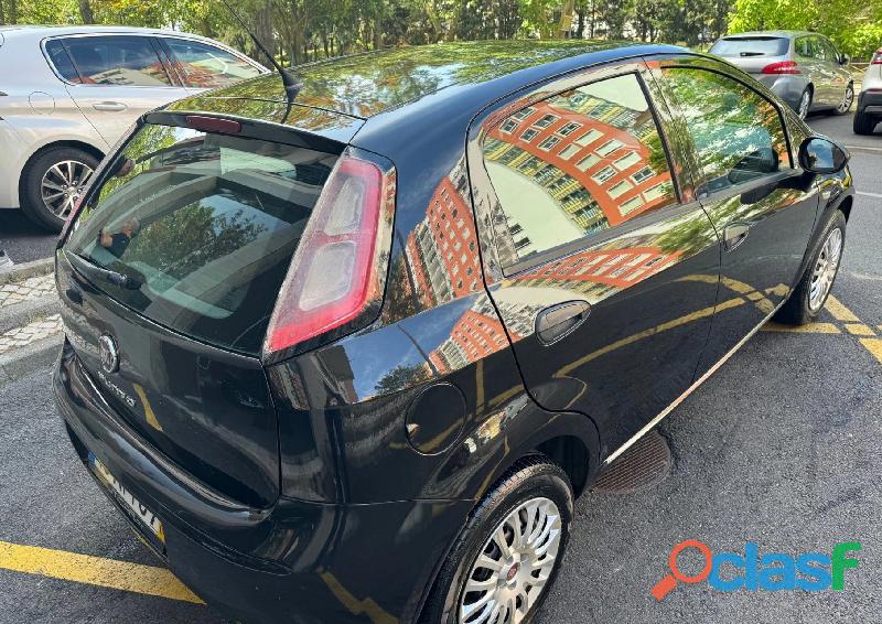 Fiat Punto 1.2 Easy Start&Stop (123 994 km) 4000 EUR Quilómetros 123 994 km Combustível Gasolina Tip 9